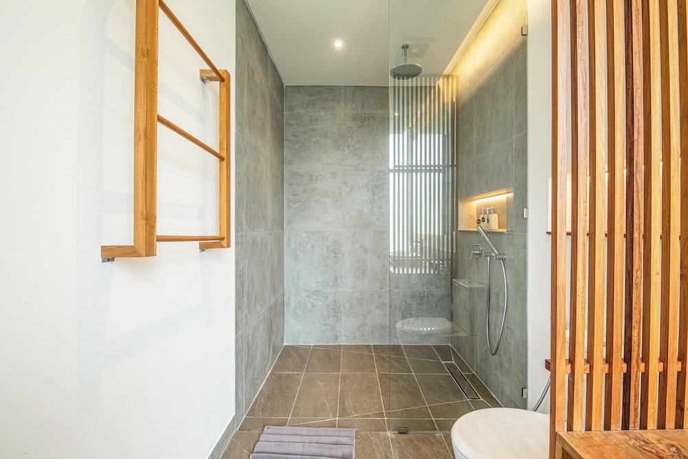 Elegant 6BR Canggu Villa Steps From the Ocean