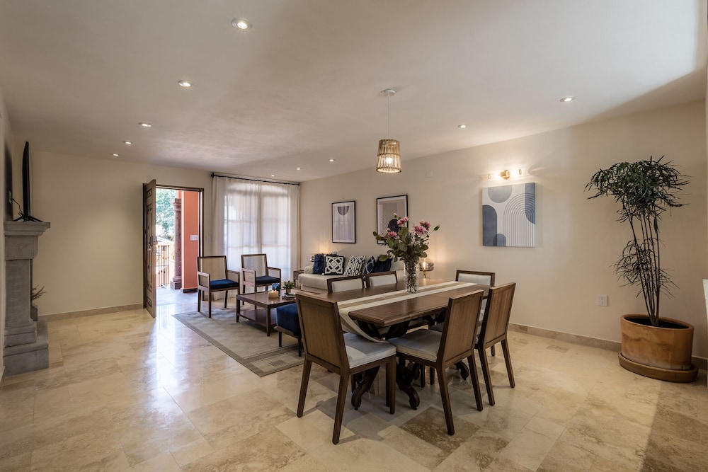 Hotel Luxury Apartments with Rooftop & Jacuzzi - Image 1