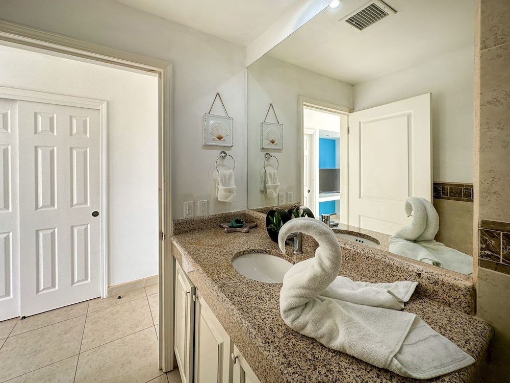 Admire Sea View From a Stunning Condo