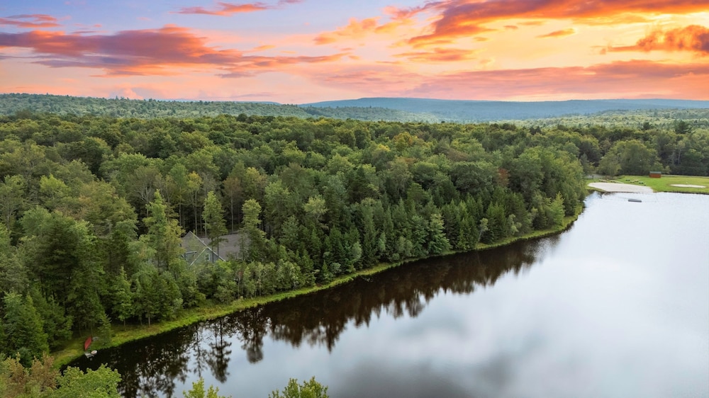 Luxuriously Lakeside by Avantstay Lakefront Retreat w Game Room