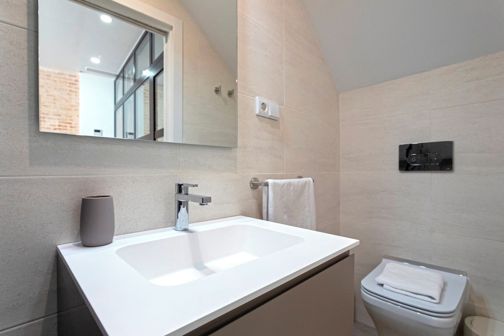 Marvelous 2-bedroom Apartment With Terrace in Triana. Castilla II