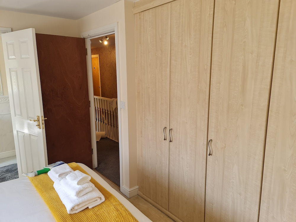 Stunning 4-bed House in Walsall view 4