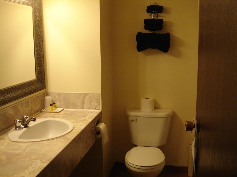 Edson Vacations - Black Gold Inn - Property Image 8