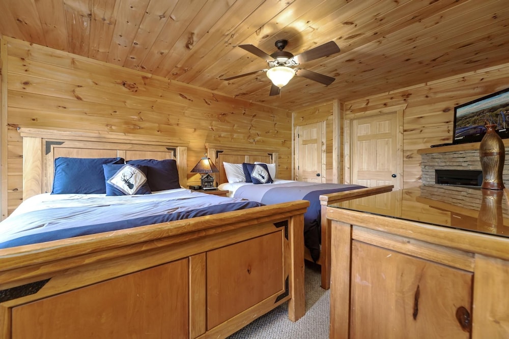 A Suite Mountain View - 4 Bedrooms, 4 Baths, Sleeps 12 Home by RedAwning