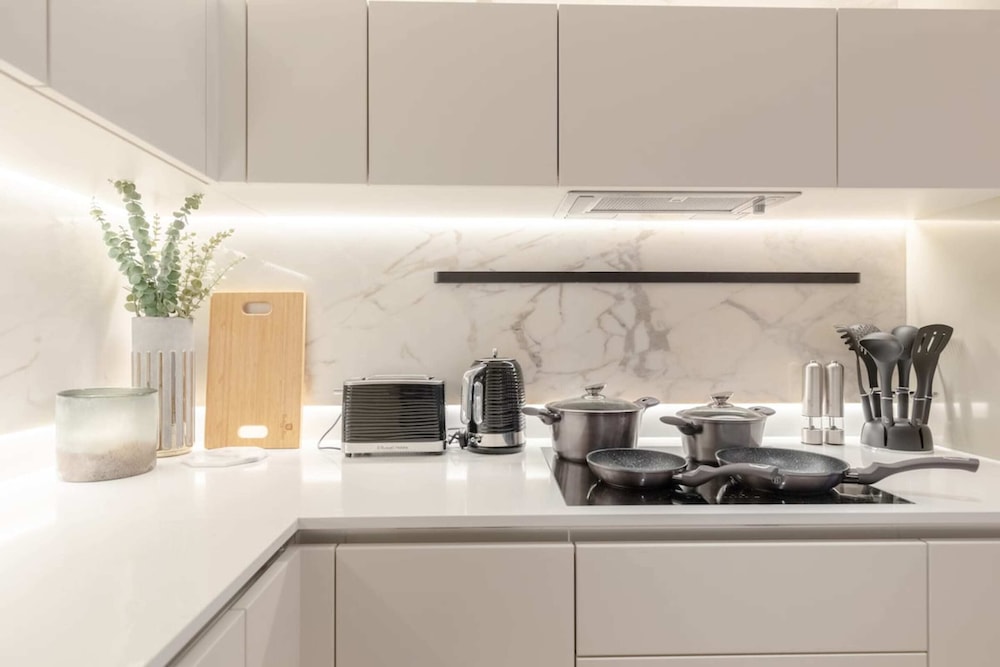 Charming 2BD Contemporary Flat - White City!