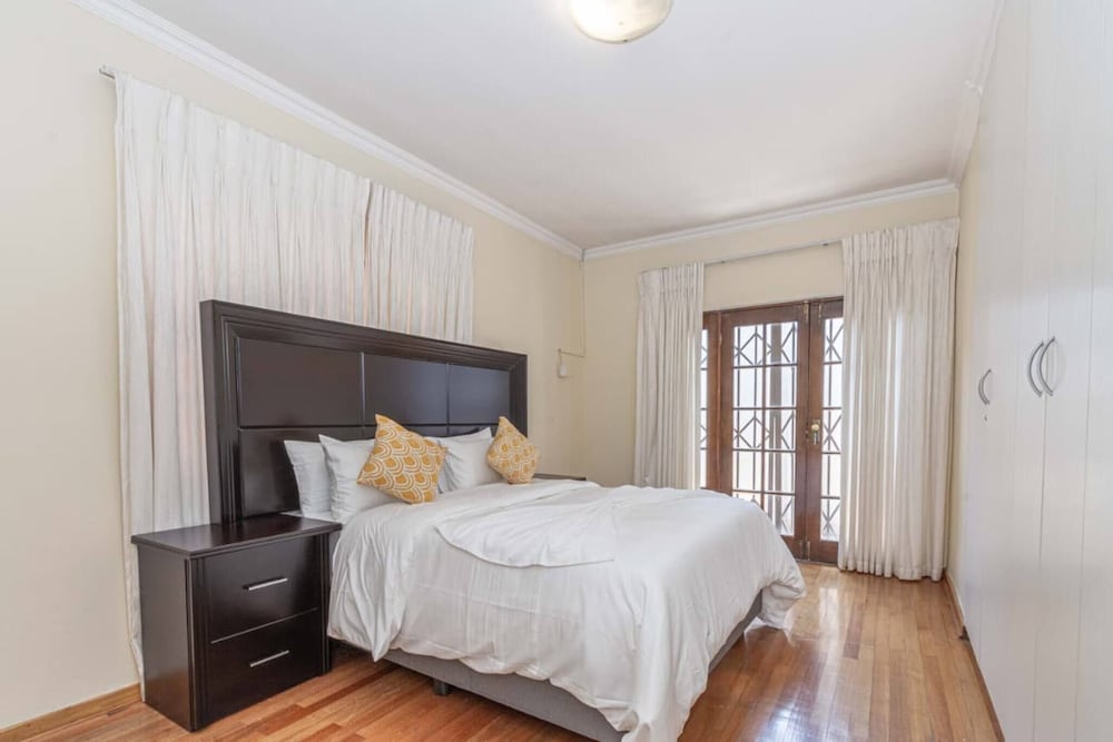 Super Spacious Fun Home! With Pool, Den and Bar