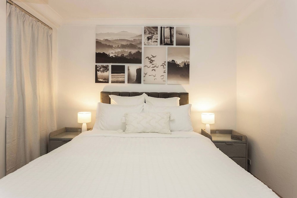 Luxurious Manly Retreat With Beachside Bliss - Image 3
