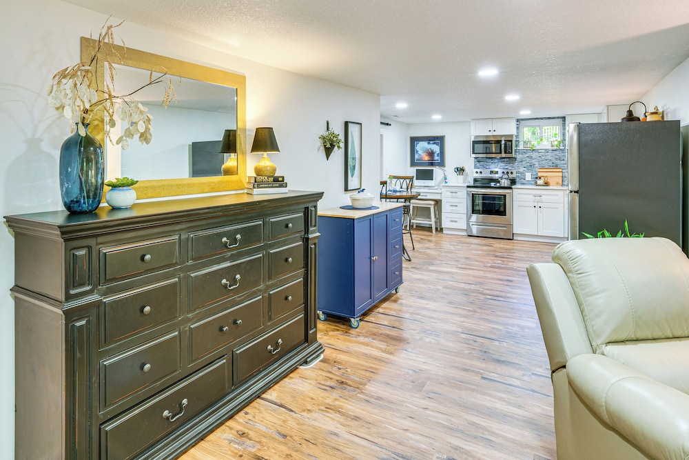 6 Mi to Cpkc Stadium: Convenient Kansas City Apt
