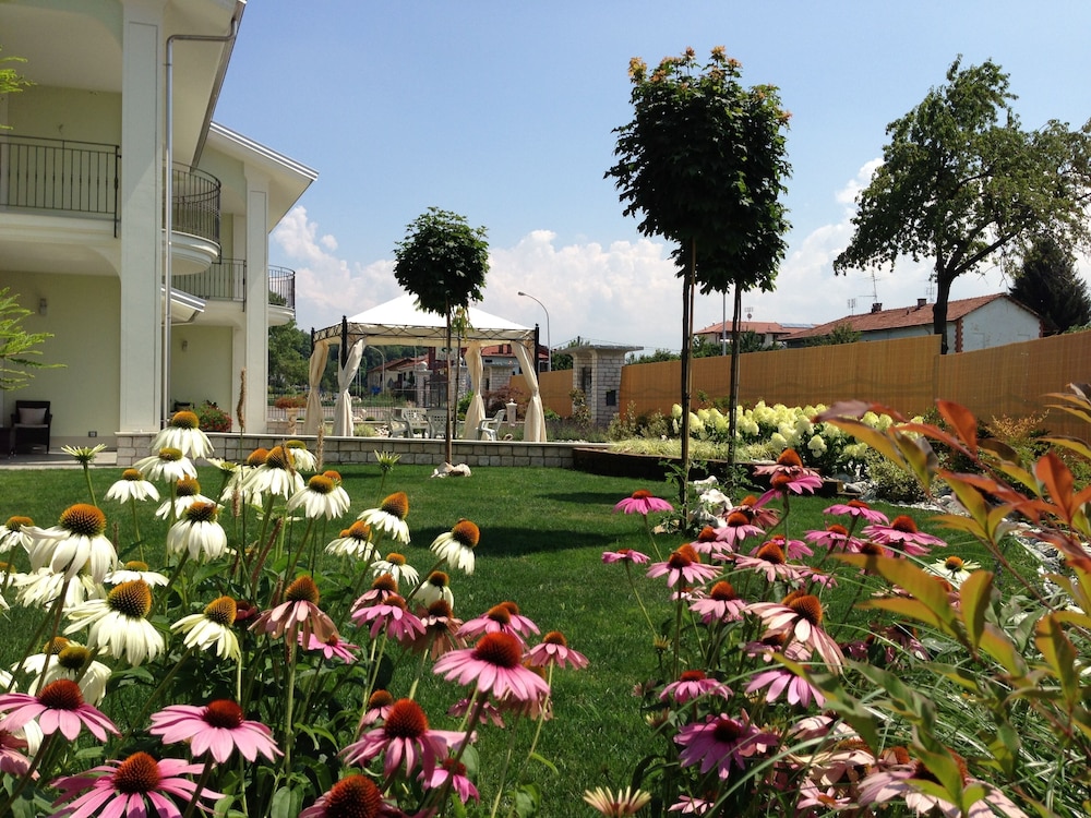 Eremes Rooms & Apartments