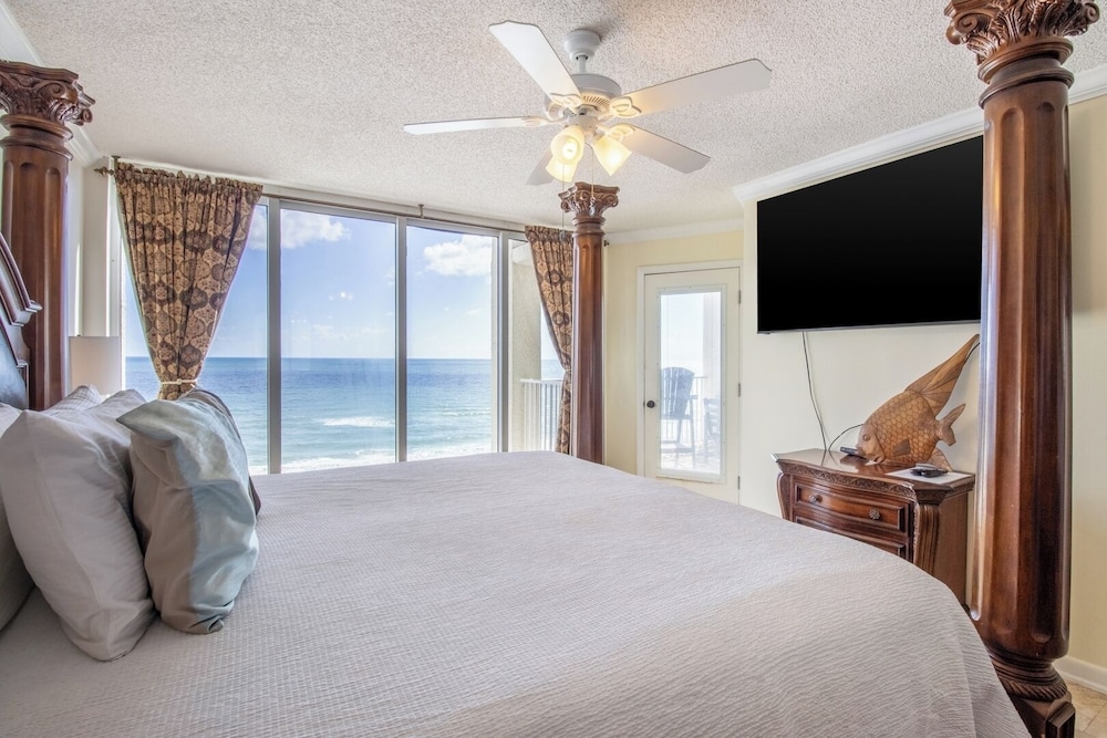 3BR Gulf-front Luxury w/ Pool Bar & Spa Baths