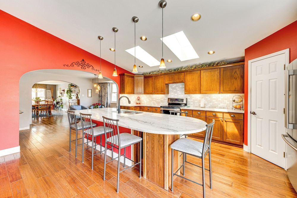 1 Mi to Attractions: Getaway w/ Mtn Views!