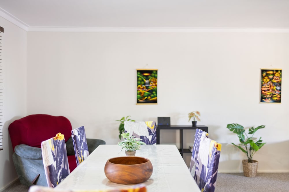 4BR Pool House Close to Shops