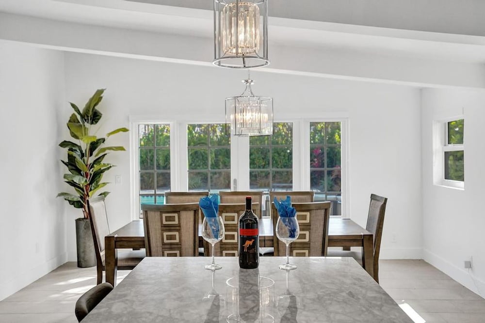 New Pool House 3-bedroom Home Victoria Park