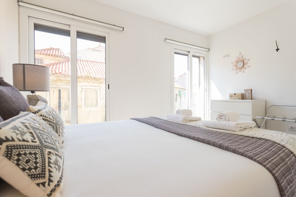 Alfama Lounge Three-Bedroom Apartment w/ River View and Parking - by LU Holidays
