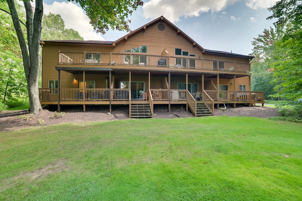 Modern Bellaire Condo: Pool Access, Near Skiing! view 2