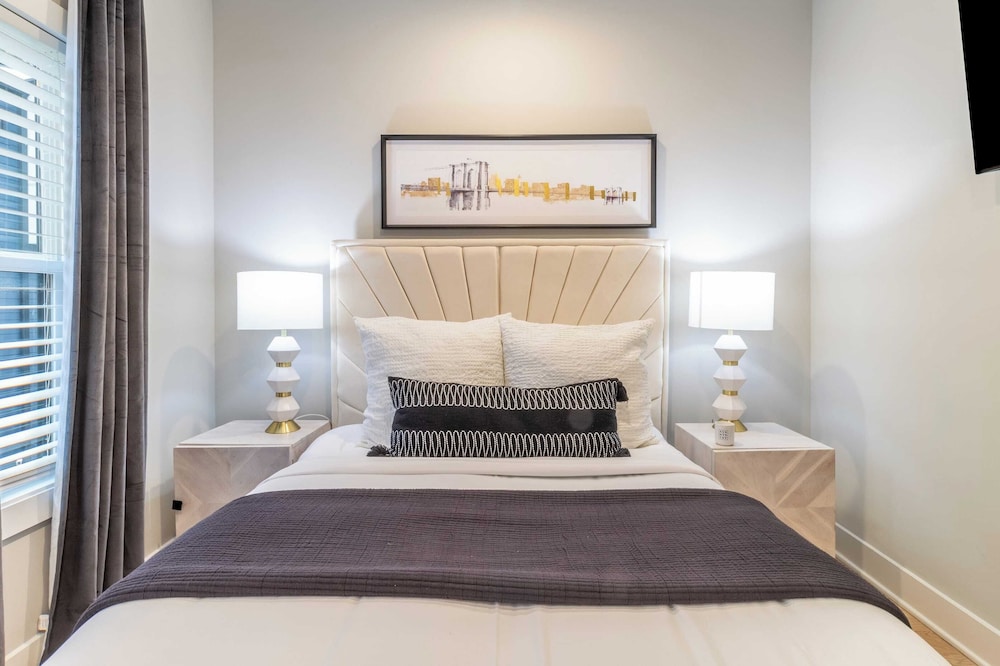 Monty by Avantstay 4bdr 4ba, Balcony w/ Outdoor Seating, 5mins to DT
