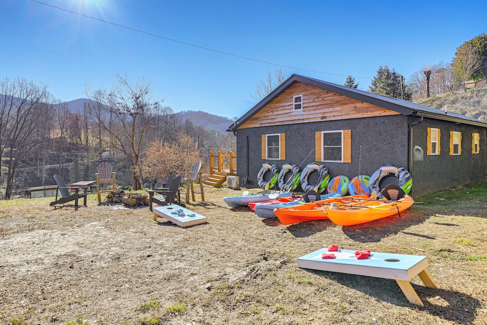 Remote Home w/ Deck & Grill in Scenic Tuckasegee!