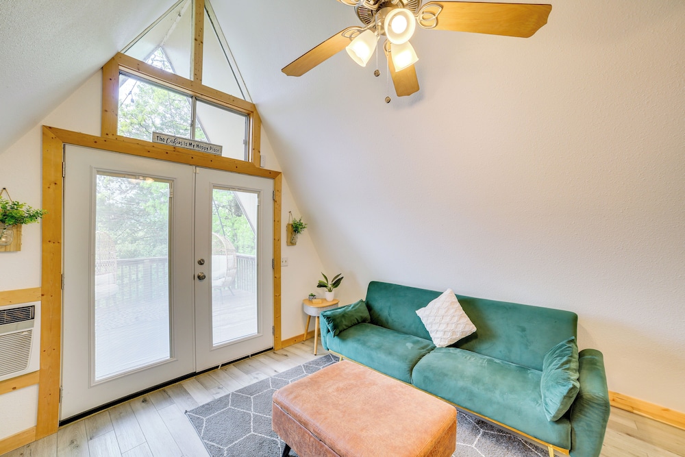 Cozy Cabin w/ Fire Pit: Walk to Lake Taneycomo!
