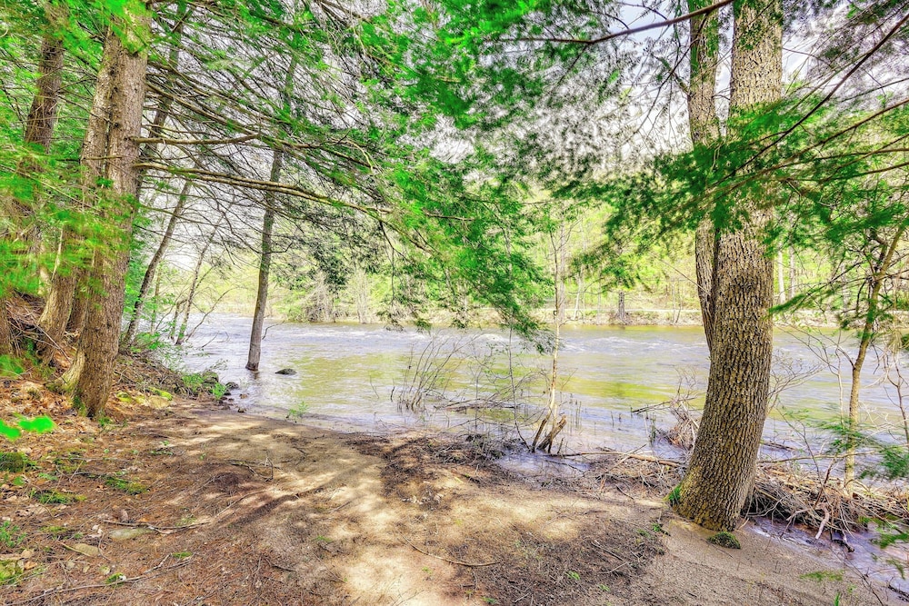 Peaceful Family Cabin on Schroon River!