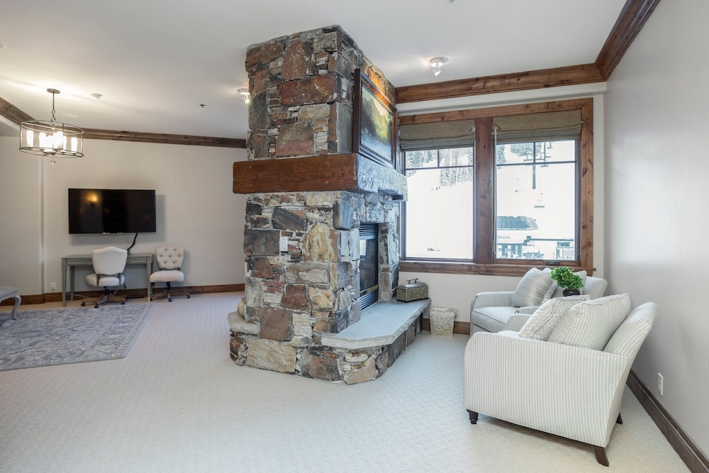 Grand Lodge - Five Bedroom #402 - Ski-in/ski-out 5 Condo