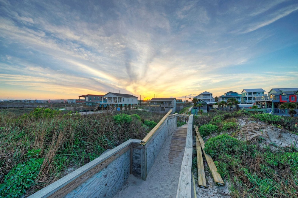 Sleeps 24 2 Homes w/ Beach Boardwalk Access & Deck Views Steps to the Beach