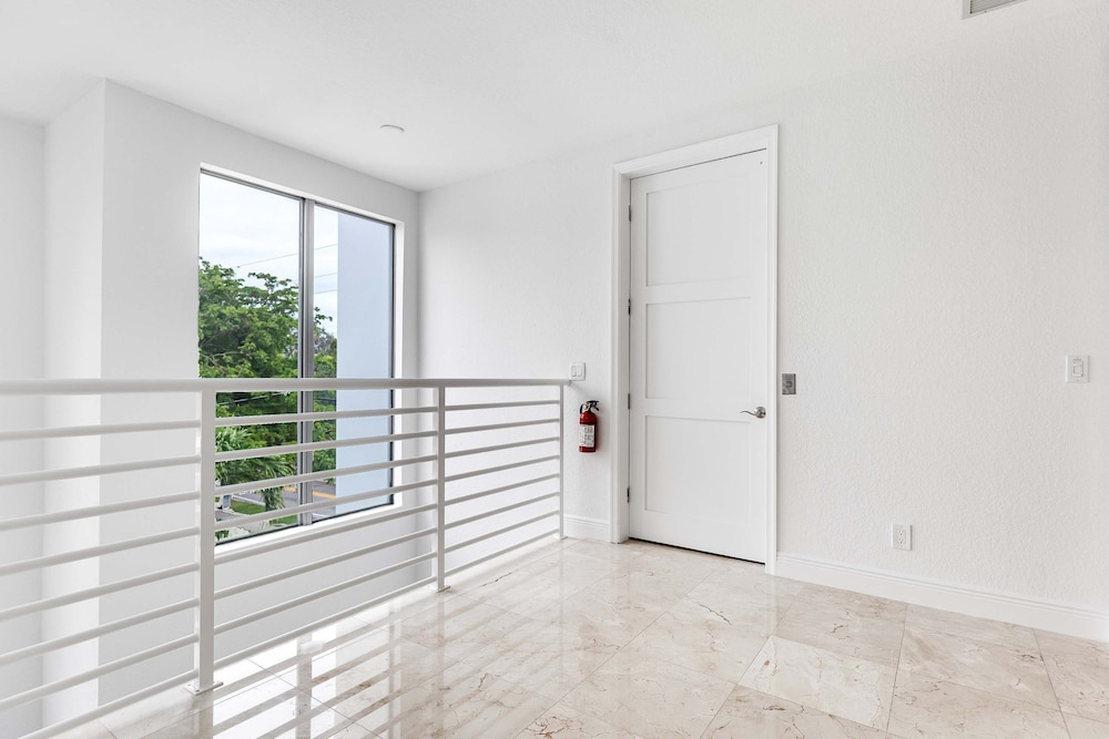 NEW 3-story Townhome With Pool Room Expansive Balcony Seconds Away From Las Olas