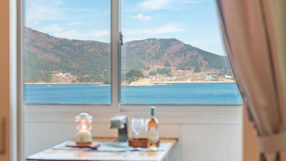 Geoje Kkachi and Santorini Pension