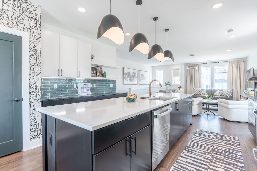 Luxe 4BR Retreat With Rooftop Fire Pit Garage