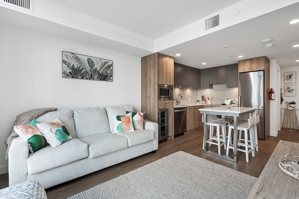 AQUA Corner Unit w Amazing View 614