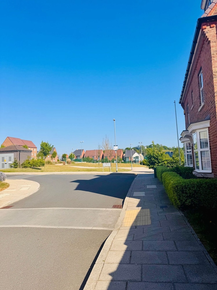 Luxurious Majestic 4 Bedroom- Free Parking