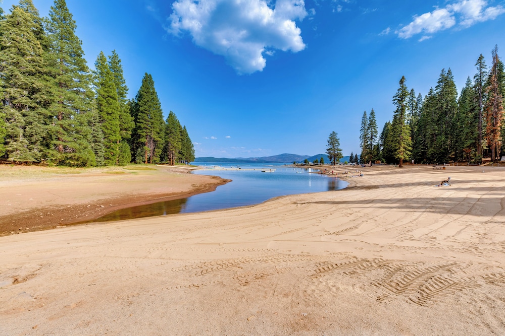 1 Mi to Beach & Golf Course! Lake Almanor Cabin
