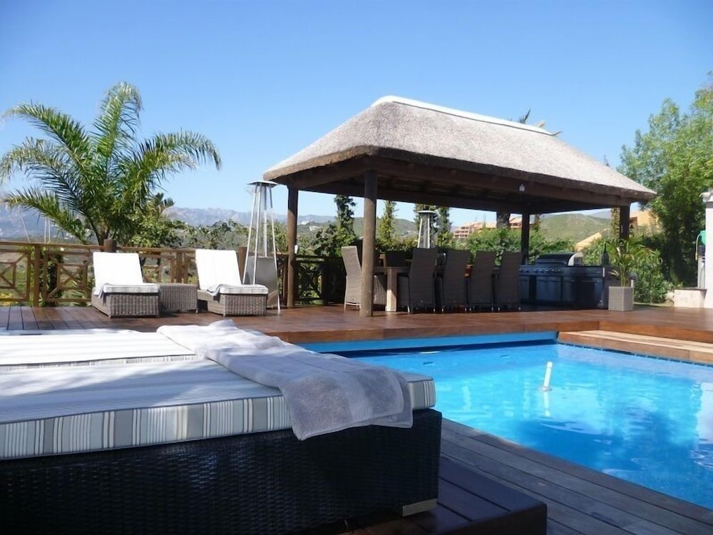 Luxury Villa With Pool & Jacuzzi - Image 4