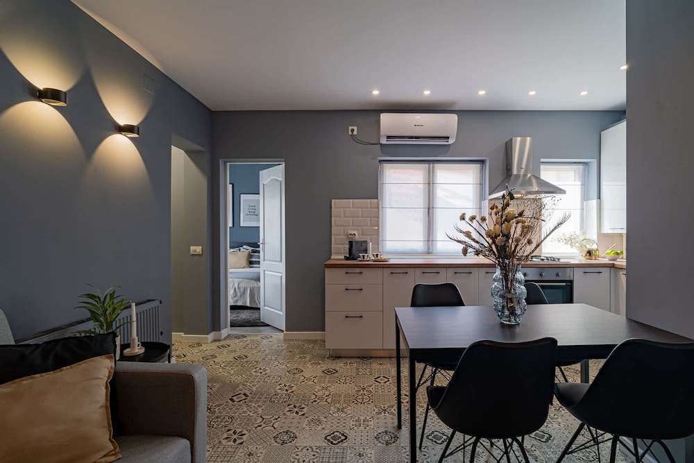 Chic Black White 2BR Retreat on Dambovitei