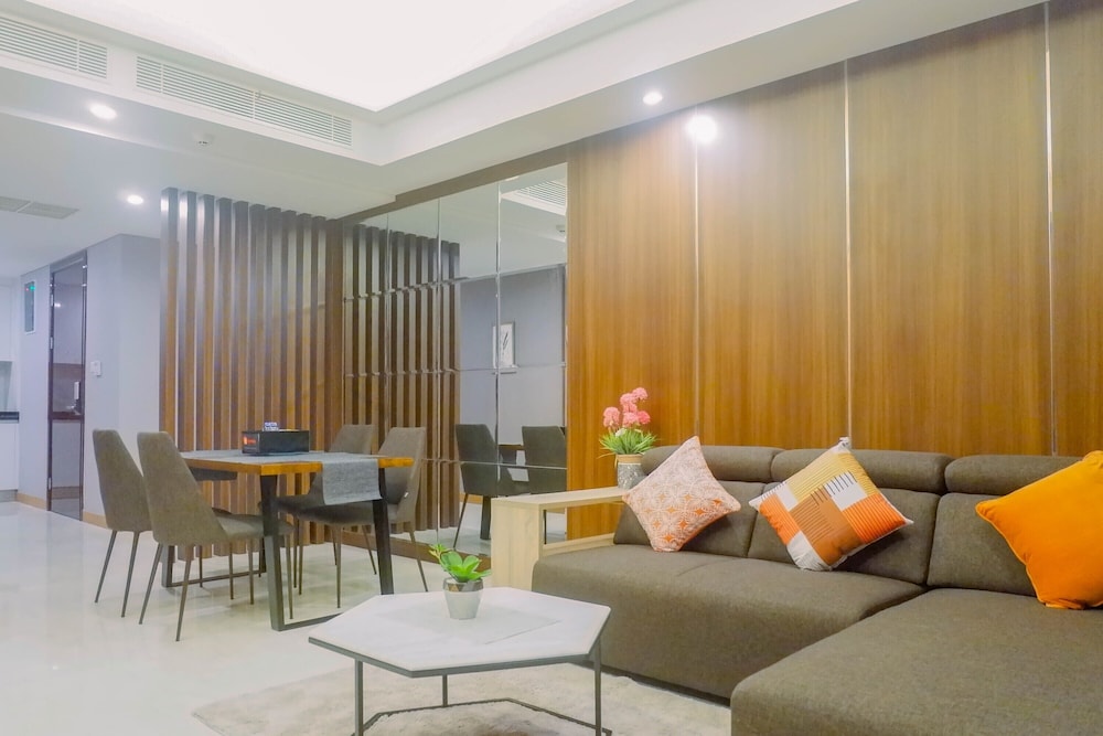 Luxurious & Spacious 2BR Apartment at One East Residences, スラバヤ - 14