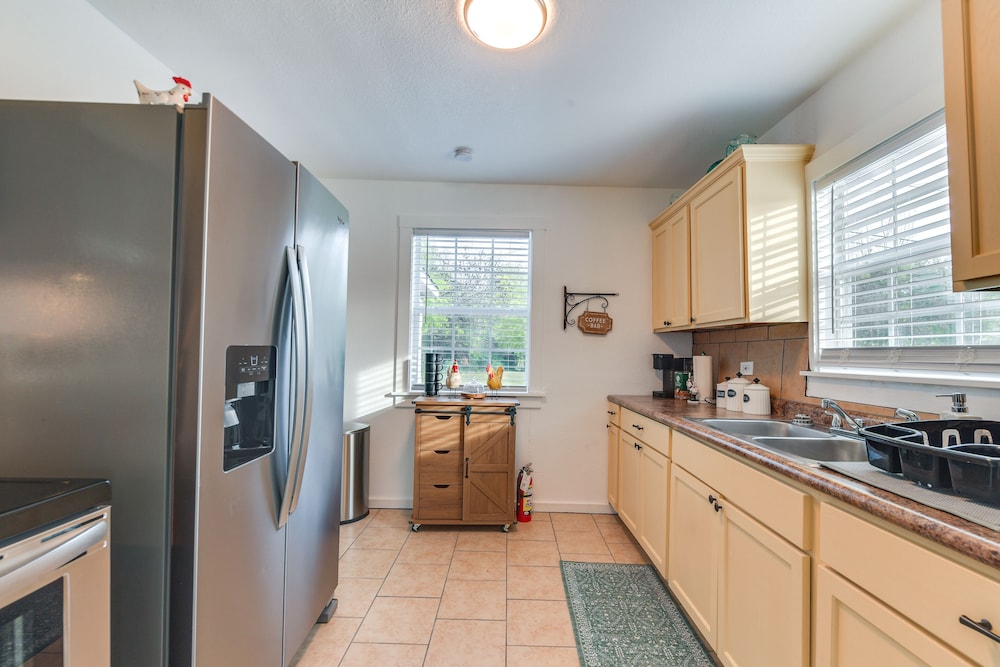 1 Mi to Dtwn Waco! Lovely Home w/ Fire Pit Table