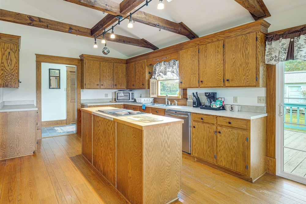 Walk to Dtwn Warsaw: Family Home w/ Deck!