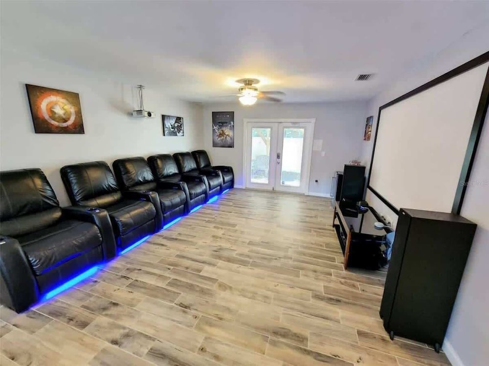 Heated Pool, Jacuzzi & Sauna! Tampa, FL