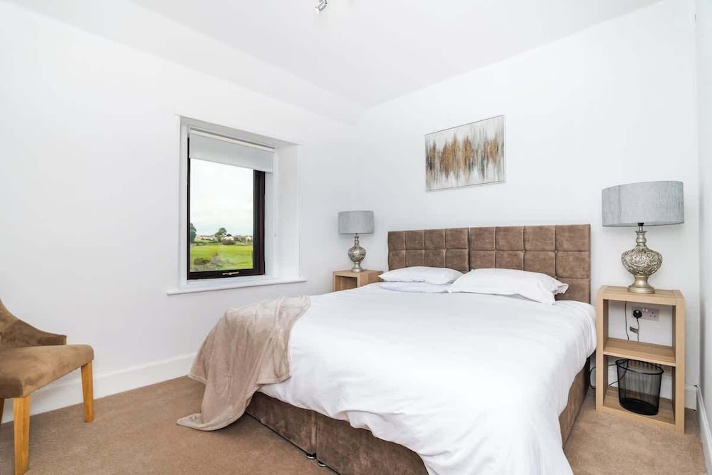 2 Bedroom House - Free Parking