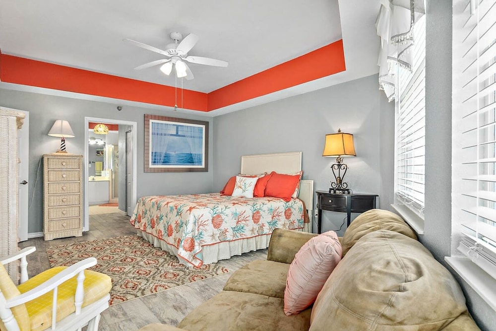 Oceanview Top-floor Penthouse in Surf Club Beach Pool Access