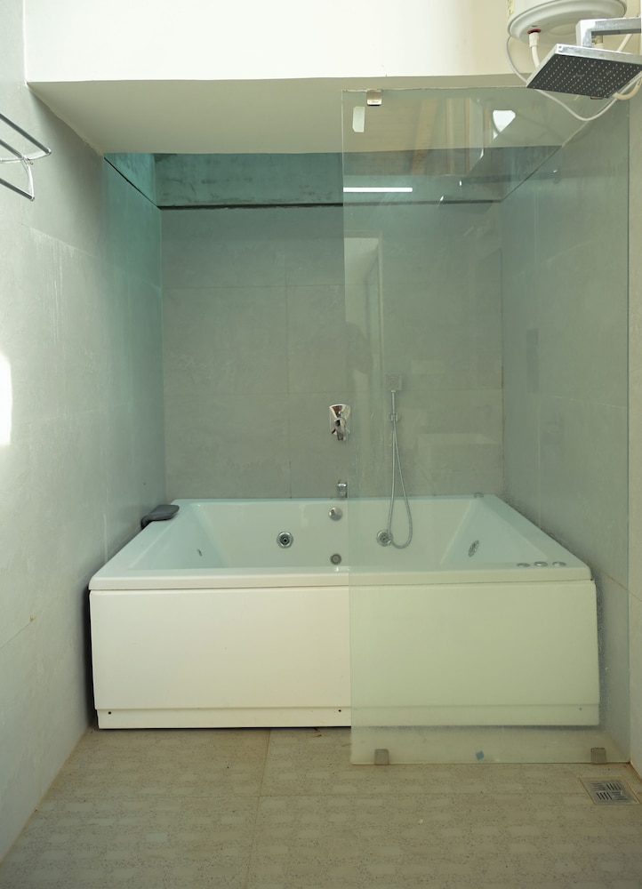 StayGuru Luxury Villa