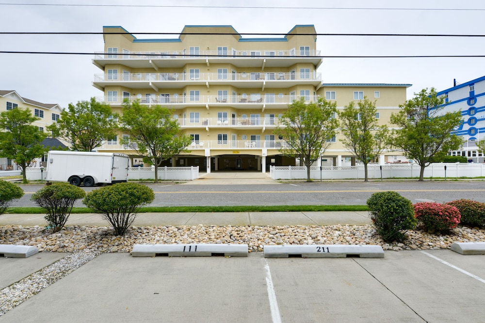 Wildwood Getaway w/ Ocean View - 1 Block to Beach! view 3