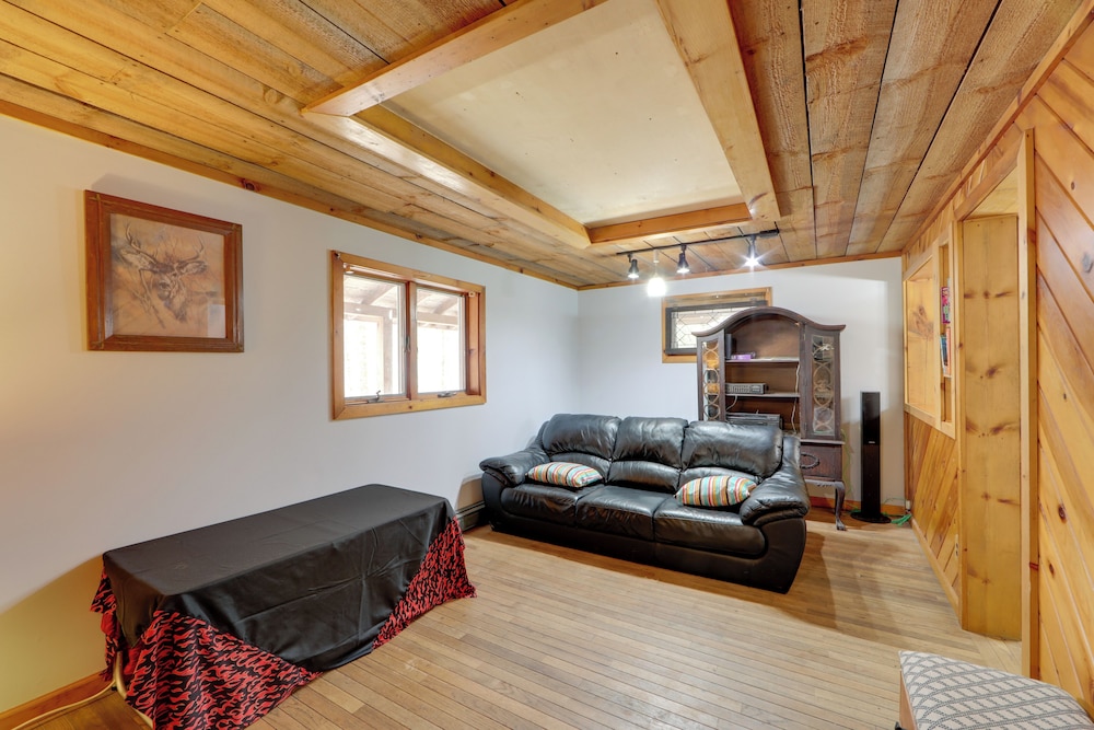 Fall Festival Retreat: Cabin w/ Deck & Yard!