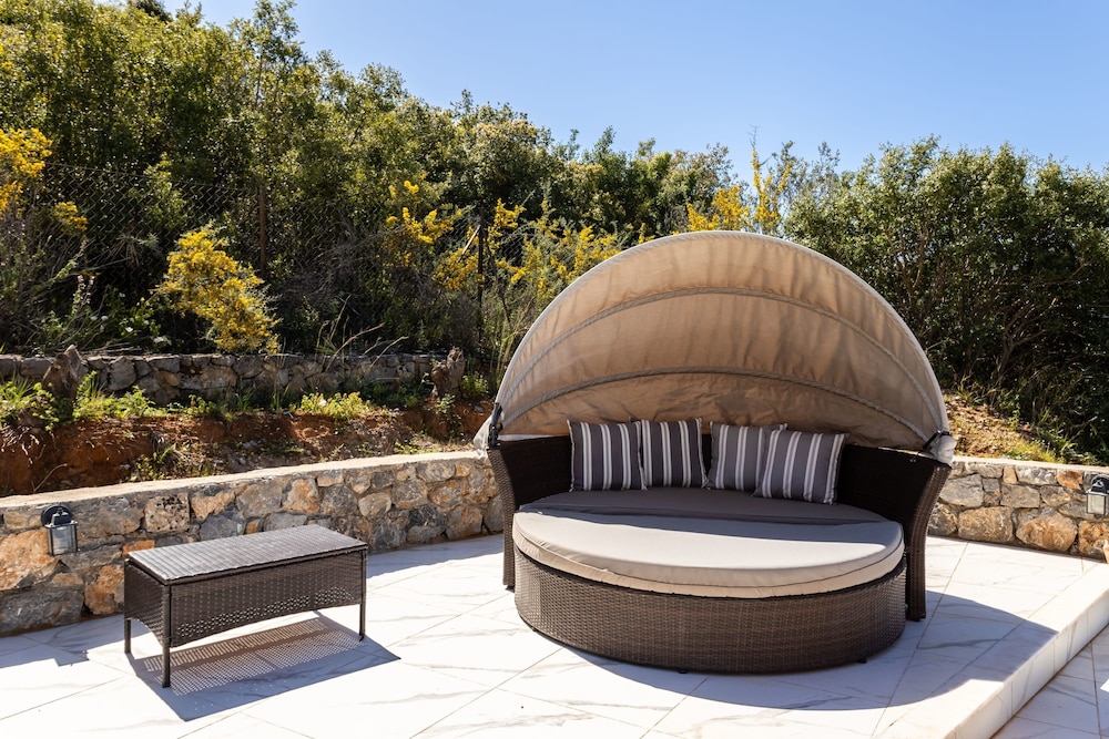 Modern Seaview Nest With Pool Panoramic Views