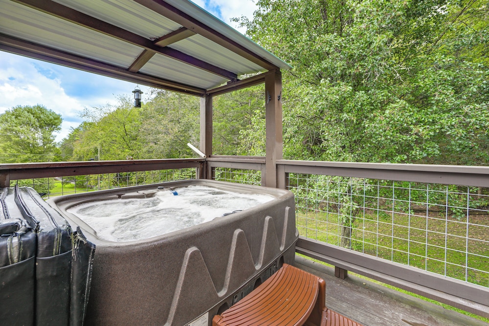 Mins to Dollywood: Boujee Bear Cabin w/ Hot Tub!