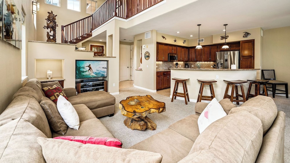 Spacious Ground Floor End Unit - Walk to Beach & Shopping - Vrkcv