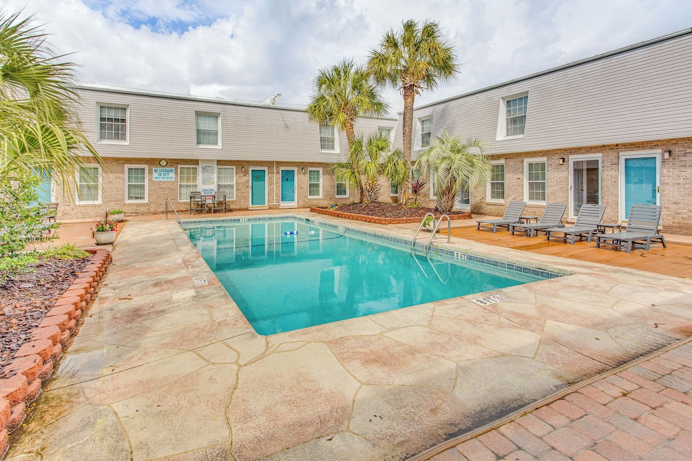 4 Blocks to Ocean: North Myrtle Beach Condo