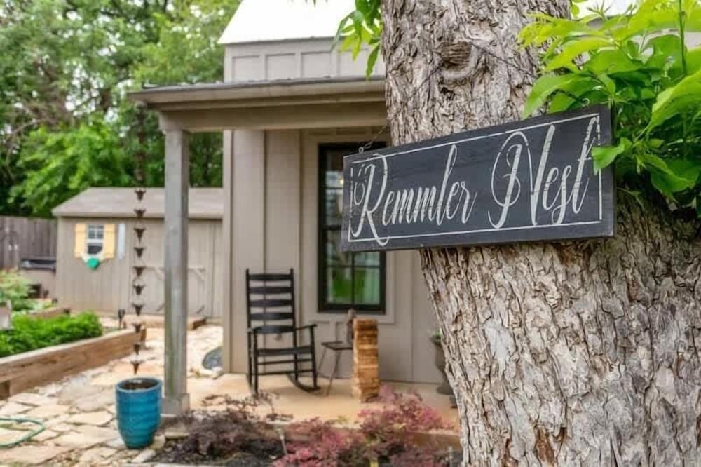 Remmler Nest Hot-tub Prime Location 3-blks to Main!