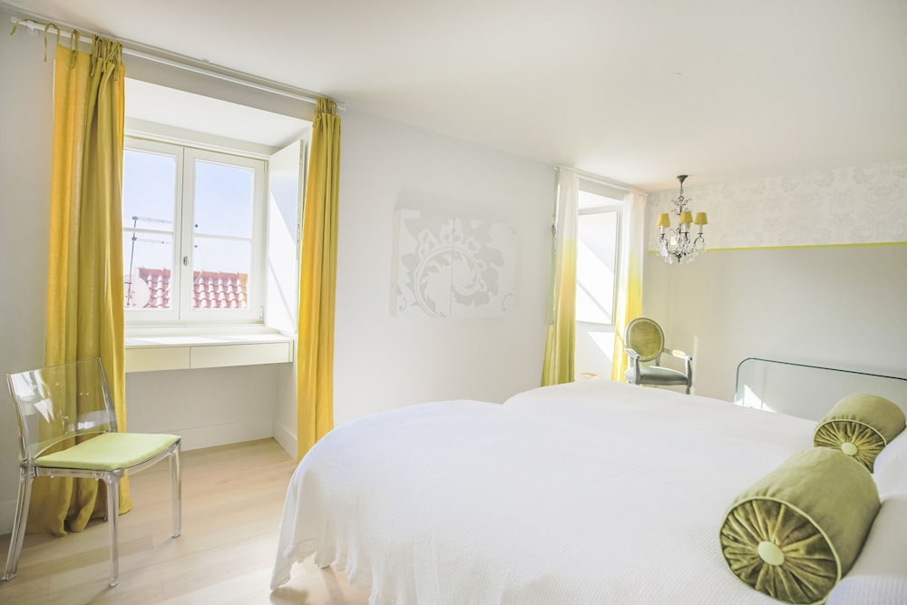 Chiado Rooftop Apartment by Cadenzalux
