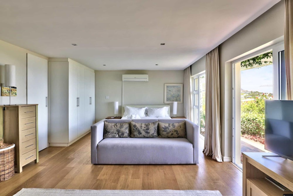 Camps Bay Home w Pool Garden Sea View Tree Villa