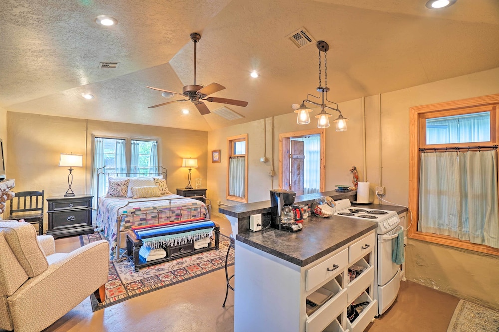 Enchanting Hilltop Cottage in Medicine Park! view 2
